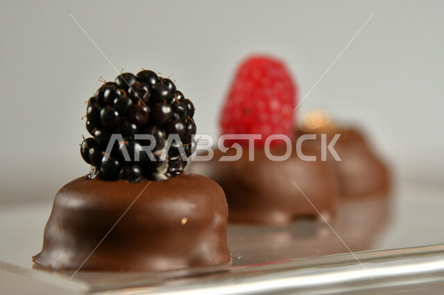 قالب قطع الشوكولاتة , صناعة وإعداد حلوى الشوكولاتة , مجموعة من حبات الشوكولاتة , حلويات مناسبات واستقبال , حلوى العيد , ترافل بالشوكولاته , حلويات وسكريات .