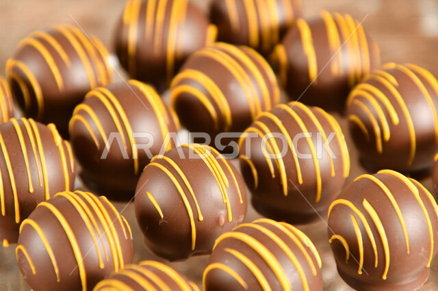 قالب قطع الشوكولاتة , صناعة وإعداد حلوى الشوكولاتة , مجموعة من حبات الشوكولاتة , حلويات مناسبات واستقبال , حلوى العيد , ترافل بالشوكولاته , حلويات وسكريات .