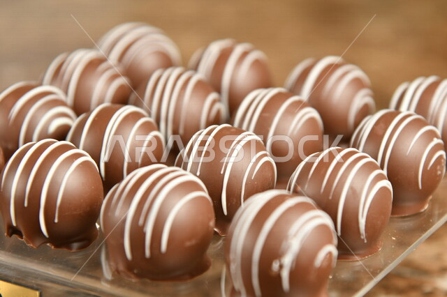 قالب قطع الشوكولاتة , صناعة وإعداد حلوى الشوكولاتة , مجموعة من حبات الشوكولاتة , حلويات مناسبات واستقبال , حلوى العيد , ترافل بالشوكولاته , حلويات وسكريات .