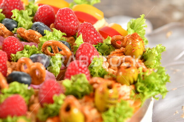 توزيعات ضيافة أقراص صغيرة من الفطائر الهشة ، مخبوزات طازجة ، مخبوزات ومعجنات ، حشوات مختلفة للفطائر ، أكلات شهية , توزيعات مناسبات واستقبال , كرم الضيافة .