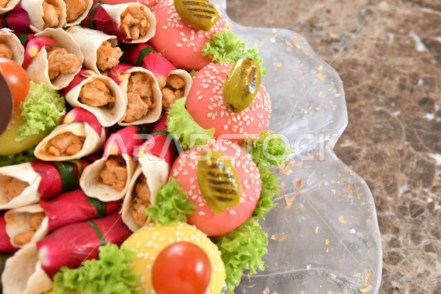 توزيعات ضيافة أقراص صغيرة من الفطائر الهشة ، مخبوزات طازجة ، مخبوزات ومعجنات ، حشوات مختلفة للفطائر ، أكلات شهية , توزيعات مناسبات واستقبال , كرم الضيافة .