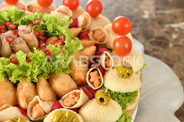 توزيعات ضيافة أقراص صغيرة من الفطائر الهشة ، مخبوزات طازجة ، مخبوزات ومعجنات ، حشوات مختلفة للفطائر ، أكلات شهية , توزيعات مناسبات واستقبال , كرم الضيافة .