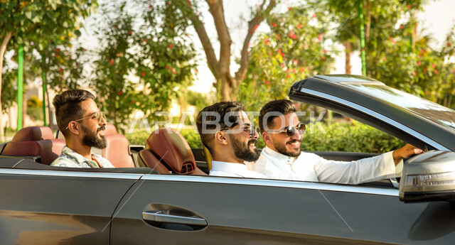 صوره مقربه لمجموعه من الشباب العرب السعوديون الخليجيون في رحلة بالسيارة، سياره كشف فاخره, التنزه في شوارع المملكه العربيه السعوديه، رحله شبابيه في السياره، دردشه ومحادثات في الطريق، قضاء وقت ممتع مع الأصدقاء، تسليه وترفيه