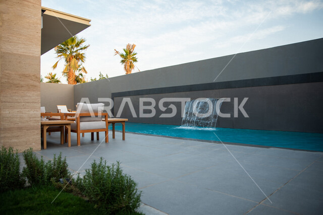 الفناء الخارجي لفيلا فاخره، جلسات خارجيه جميله, ديكورات مسابح ونوافير, تصاميم عصرية و جذابة ، تصاميم حديثه ، فلل سكنية سياحية ، فنادق فاخرة ، أماكن سياحية ترفيهية ، شاليهات سياحية