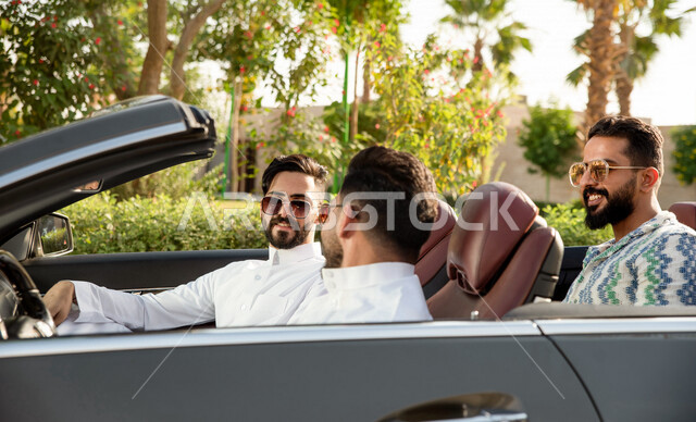 صوره مقربه لمجموعه من الشباب العرب السعوديون الخليجيون في رحلة بالسيارة، سياره كشف فاخره, التنزه في شوارع المملكه العربيه السعوديه، رحله شبابيه في السياره، دردشه ومحادثات في الطريق، قضاء وقت ممتع مع الأصدقاء، تسليه وترفيه
