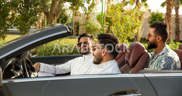 صوره مقربه لمجموعه من الشباب العرب السعوديون الخليجيون في رحلة بالسيارة، سياره كشف فاخره, التنزه في شوارع المملكه العربيه السعوديه، رحله شبابيه في السياره، دردشه ومحادثات في الطريق، قضاء وقت ممتع مع الأصدقاء، تسليه وترفيه