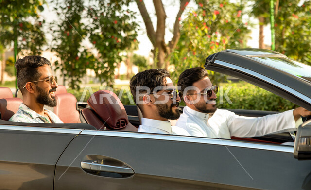 صوره مقربه لمجموعه من الشباب العرب السعوديون الخليجيون في رحلة بالسيارة، سياره كشف فاخره, التنزه في شوارع المملكه العربيه السعوديه، رحله شبابيه في السياره، دردشه ومحادثات في الطريق، قضاء وقت ممتع مع الأصدقاء، تسليه وترفيه