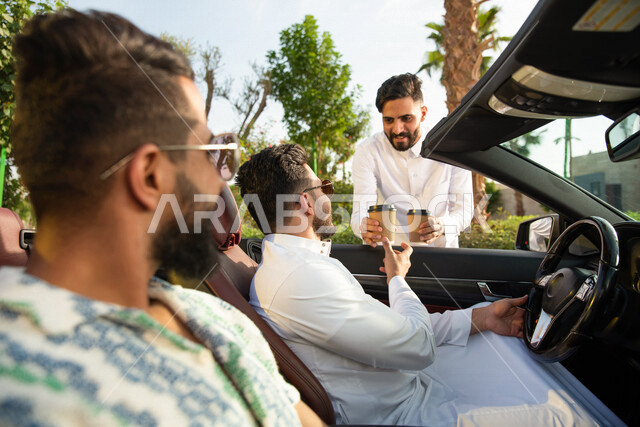 صوره مقربه لمجموعه من الشباب العرب السعوديون الخليجيون في رحلة بالسيارة، شراء القهوه من الطريق, طلبات السيارات, سياره كشف فاخره, التنزه في شوارع المملكه، رحله شبابيه في السياره، دردشه ومحادثات في الطريق، قضاء وقت ممتع مع الأصدقاء، تسليه وترفيه