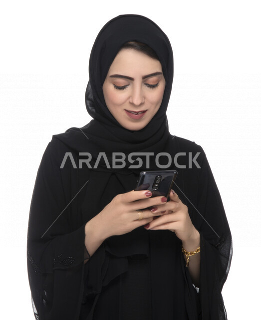 بورتريه لسيدة أعمال عربية خليجية إماراتية  ، تستخدام الهاتف المحمول، العمل عن بعد، مفهوم إستخدام التكنلوجيا وأجهزة التقنية الحديثة، التسلية والترفيه، حجز طلبات الأونلاين ، التسويق الإلكتروني، عقد صفقات عبر الجوال , خلفيةبيضاء 