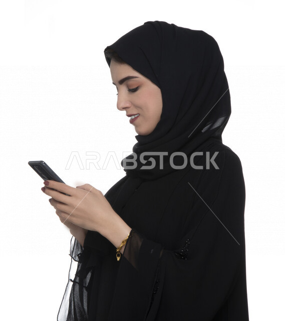 بورتريه لسيدة أعمال عربية خليجية إماراتية  ، تستخدام الهاتف المحمول، العمل عن بعد، مفهوم إستخدام التكنلوجيا وأجهزة التقنية الحديثة، التسلية والترفيه، حجز طلبات الأونلاين ، التسويق الإلكتروني، عقد صفقات عبر الجوال , خلفيةبيضاء 