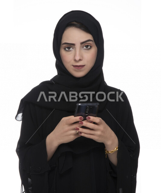 بورتريه لسيدة أعمال عربية خليجية إماراتية  ، تستخدام الهاتف المحمول، العمل عن بعد، مفهوم إستخدام التكنلوجيا وأجهزة التقنية الحديثة، التسلية والترفيه، حجز طلبات الأونلاين ، التسويق الإلكتروني، عقد صفقات عبر الجوال , خلفيةبيضاء 