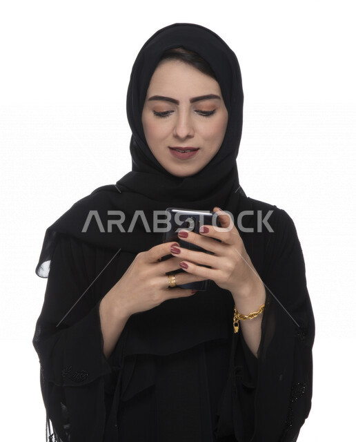 بورتريه لسيدة أعمال عربية خليجية إماراتية  ، تستخدام الهاتف المحمول، العمل عن بعد، مفهوم إستخدام التكنلوجيا وأجهزة التقنية الحديثة، التسلية والترفيه، حجز طلبات الأونلاين ، التسويق الإلكتروني، عقد صفقات عبر الجوال , خلفيةبيضاء 