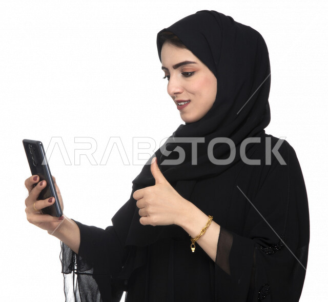 بورتريه لسيدة أعمال عربية خليجية إماراتية  ، تستخدام الهاتف المحمول، العمل عن بعد، مفهوم إستخدام التكنلوجيا وأجهزة التقنية الحديثة، التسلية والترفيه، حجز طلبات الأونلاين ، التسويق الإلكتروني، عقد صفقات عبر الجوال , خلفيةبيضاء 