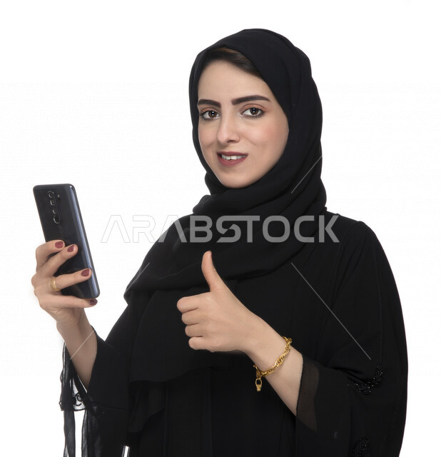 بورتريه لسيدة أعمال عربية خليجية إماراتية  ، تستخدام الهاتف المحمول، العمل عن بعد، مفهوم إستخدام التكنلوجيا وأجهزة التقنية الحديثة، التسلية والترفيه، حجز طلبات الأونلاين ، التسويق الإلكتروني، عقد صفقات عبر الجوال , خلفيةبيضاء 