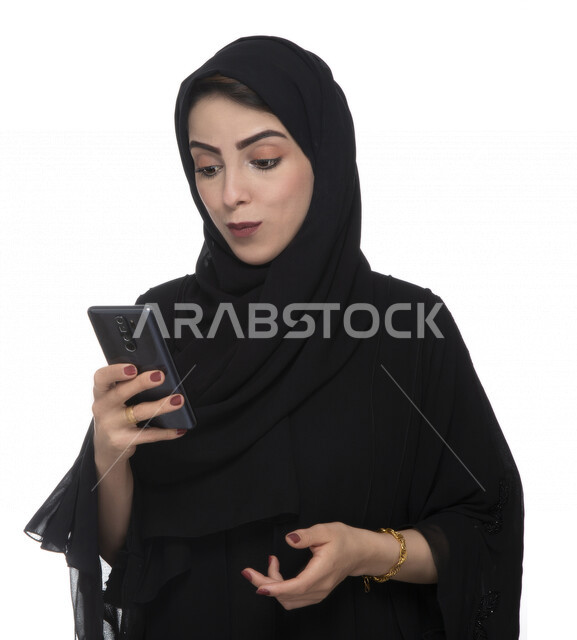بورتريه لسيدة أعمال عربية خليجية إماراتية  ، تستخدام الهاتف المحمول، العمل عن بعد، مفهوم إستخدام التكنلوجيا وأجهزة التقنية الحديثة، التسلية والترفيه، حجز طلبات الأونلاين ، التسويق الإلكتروني، عقد صفقات عبر الجوال , خلفيةبيضاء 