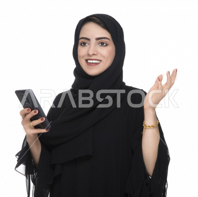 بورتريه لسيدة أعمال عربية خليجية إماراتية  ، تستخدام الهاتف المحمول، العمل عن بعد، مفهوم إستخدام التكنلوجيا وأجهزة التقنية الحديثة، التسلية والترفيه، حجز طلبات الأونلاين ، التسويق الإلكتروني، عقد صفقات عبر الجوال , خلفيةبيضاء 