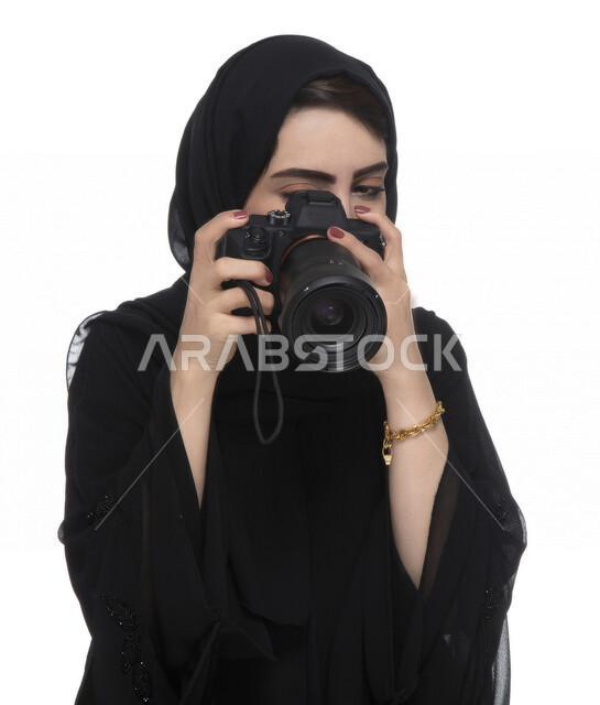 بورتريه لشابه عربيه خليجيه إماراتيه ، تحمل بيدها كاميرة التصوير ، تلتقط الصور باستخدام كاميرا التصوير ، التصوير الفوتوغرافي ، موهبة واحتراف فن التصوير ، مصوره إماراتية  ، كاميرا عالية الدقة ، خلفية بيضاء 