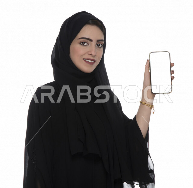 بورتريه لسيدة أعمال عربية خليجية إماراتية  ، تستخدام الهاتف المحمول بشاشة بيضاء مفرغة ، العمل عن بعد، مفهوم إستخدام التكنلوجيا وأجهزة التقنية الحديثة ، التسويق الإلكتروني، عقد صفقات عبر الجوال , خلفيةبيضاء 