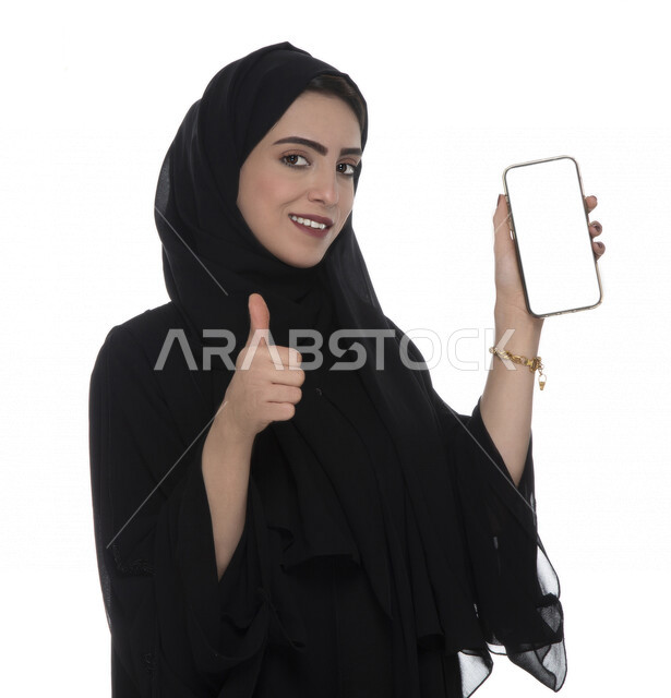بورتريه لسيدة أعمال عربية خليجية إماراتية  ، تستخدام الهاتف المحمول بشاشة بيضاء مفرغة ، العمل عن بعد، مفهوم إستخدام التكنلوجيا وأجهزة التقنية الحديثة ، التسويق الإلكتروني، عقد صفقات عبر الجوال , خلفيةبيضاء 