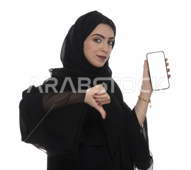 بورتريه لسيدة أعمال عربية خليجية إماراتية  ، تستخدام الهاتف المحمول بشاشة بيضاء مفرغة ، العمل عن بعد، مفهوم إستخدام التكنلوجيا وأجهزة التقنية الحديثة ، التسويق الإلكتروني، عقد صفقات عبر الجوال , خلفيةبيضاء 