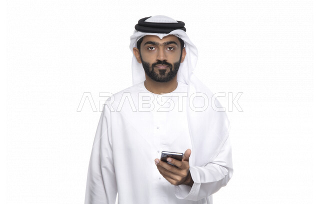 بورتريه لشاب عربي خليجي إماراتي يستعمل هاتف المحمول ، التواصل مع الأفراد ، طلبات أونلاين و تسويق ، علاقات اجتماعية  ، استخدام أجهزة تقنية ، خلفية بيضاء