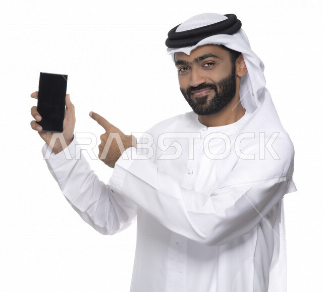 بورتريه لشاب عربي خليجي إماراتي يستعمل هاتف المحمول ، التواصل مع الأفراد ، طلبات أونلاين و تسويق ، علاقات اجتماعية  ، استخدام أجهزة تقنية ، خلفية بيضاء