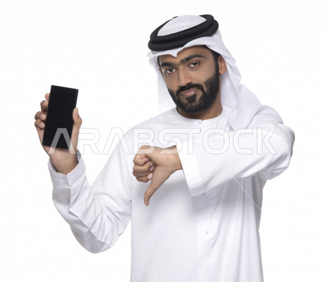 بورتريه لشاب عربي خليجي إماراتي يستعمل هاتف المحمول ، التواصل مع الأفراد ، طلبات أونلاين و تسويق ، علاقات اجتماعية  ، استخدام أجهزة تقنية ، خلفية بيضاء
