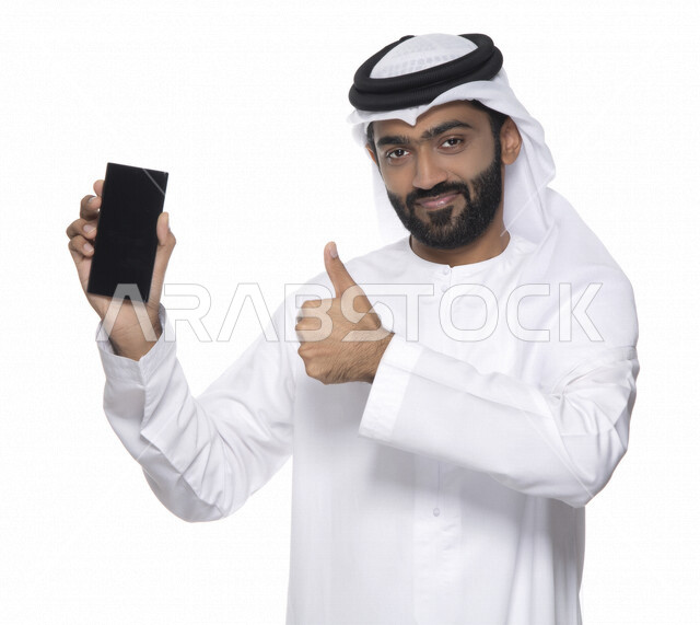 بورتريه لشاب عربي خليجي إماراتي يستعمل هاتف المحمول ، التواصل مع الأفراد ، طلبات أونلاين و تسويق ، علاقات اجتماعية  ، استخدام أجهزة تقنية ، خلفية بيضاء