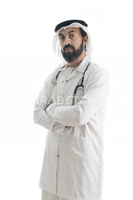 بورتريه لطبيب عربي إماراتي خليجي بزي التقليدي يرتدي معطف طبي وسماعة طبية , اتباع اجراءات السلامةو يقدم خدماته للمرضى بكل كفاءه ، مفهوم الطب والرعاية الصحية, خلفية بيضاء 