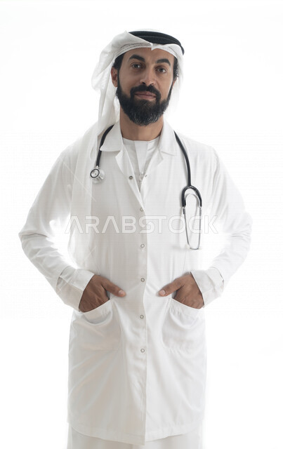 بورتريه لطبيب عربي إماراتي خليجي بزي التقليدي يرتدي معطف طبي وسماعة طبية , اتباع اجراءات السلامةو يقدم خدماته للمرضى بكل كفاءه ، مفهوم الطب والرعاية الصحية, خلفية بيضاء 