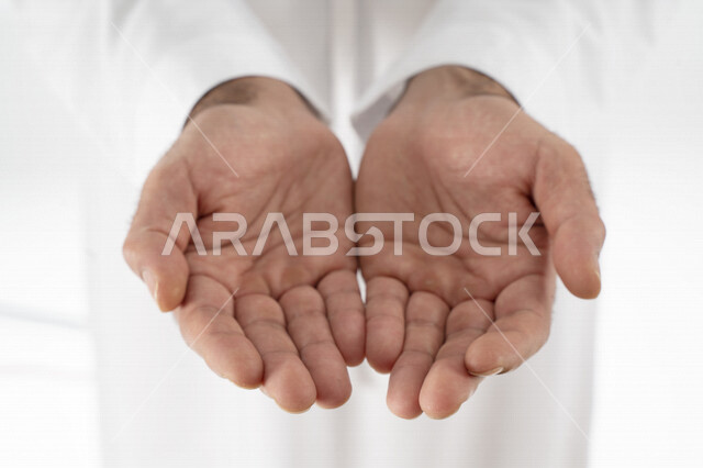 بورتريه , صورة مقربة لأيادي إماراتيه عربيه خليجيه أب و إبن , عطاء الخير الإسلامي , الدعاء الإجتهاد في العبادة , خلفية بيضاء  
