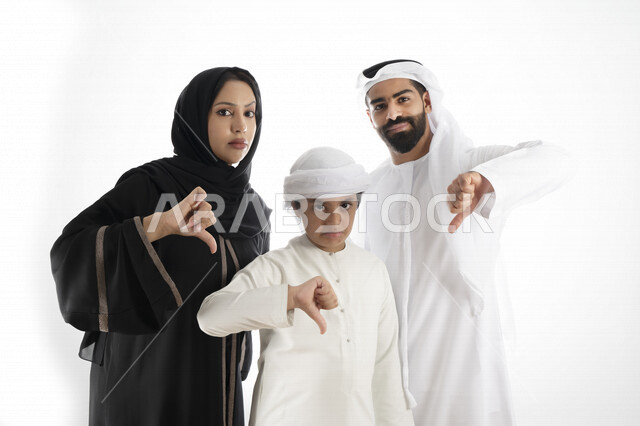  بورتريه لعائلة عربية إماراتية خليجية مكونه من أب و أم و إبن بزي إماراتي تقليدي  , إيماءات وجه و يدين تدل على الغضب و الحزن  , تجمع عائلي ، أوقات عائلية عصيبة ، مشاكل اسرية,  خلفية بيضاء