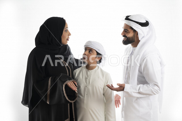 بورتريه لعائلة عربية إماراتية خليجية مكونه من أب و أم و إبن بزي إماراتي تقليدي  , إيماءات وجه و يدين تدل على الغضب و الحزن  , تجمع عائلي ، أوقات عائلية عصيبة ، مشاكل اسرية,  خلفية بيضاء