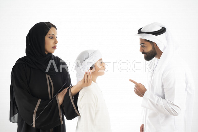  بورتريه لعائلة عربية إماراتية خليجية مكونه من أب و أم و إبن بزي إماراتي تقليدي  , إيماءات وجه و يدين تدل على الغضب و الحزن  , تجمع عائلي ، أوقات عائلية عصيبة ، مشاكل اسرية,  خلفية بيضاء