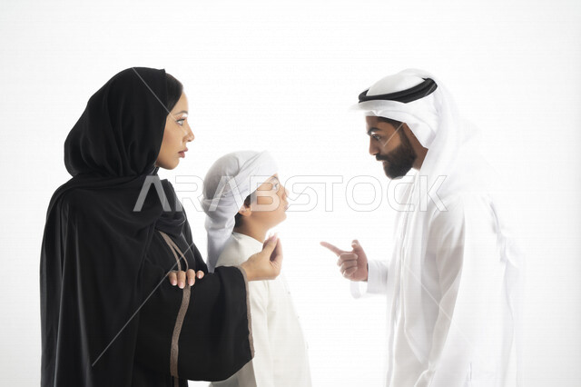 بورتريه لعائلة عربية إماراتية خليجية مكونه من أب و أم و إبن بزي إماراتي تقليدي  , إيماءات وجه و يدين تدل على الغضب و الحزن  , تجمع عائلي ، أوقات عائلية عصيبة ، مشاكل اسرية,  خلفية بيضاء