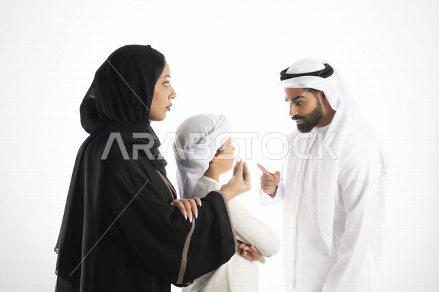  بورتريه لعائلة عربية إماراتية خليجية مكونه من أب و أم و إبن بزي إماراتي تقليدي  , إيماءات وجه و يدين تدل على الغضب و الحزن  , تجمع عائلي ، أوقات عائلية عصيبة ، مشاكل اسرية,  خلفية بيضاء