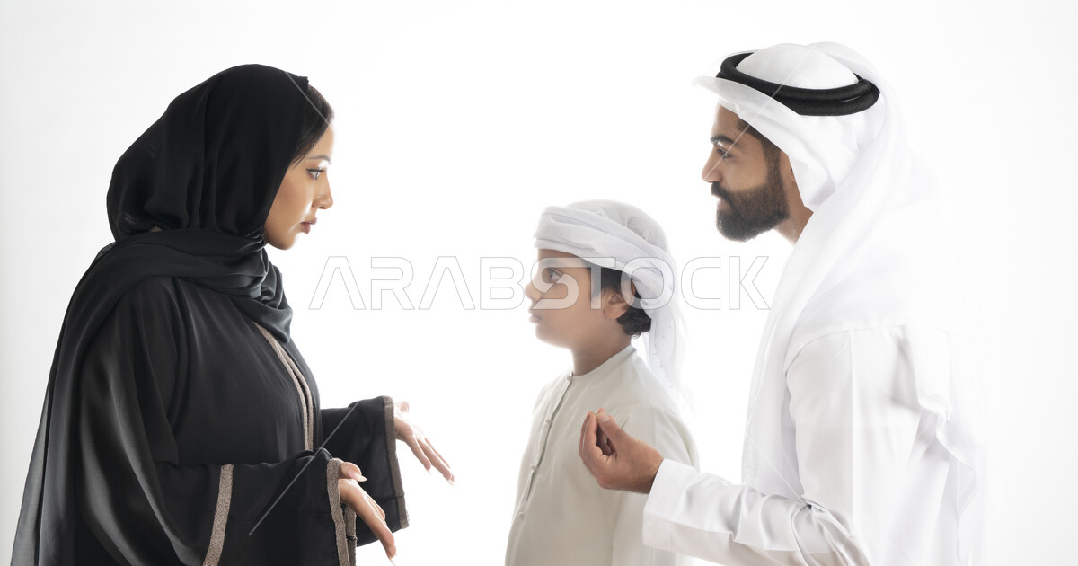 بورتريه لعائلة عربية إماراتية خليجية مكونه من أب و أم و إبن بزي إماراتي ...