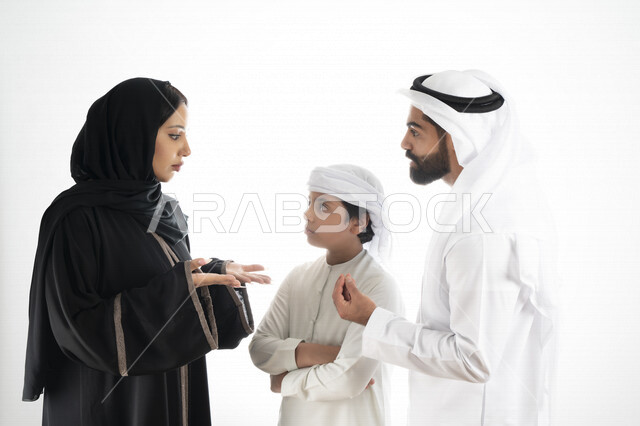  بورتريه لعائلة عربية إماراتية خليجية مكونه من أب و أم و إبن بزي إماراتي تقليدي  , إيماءات وجه و يدين تدل على الغضب و الحزن  , تجمع عائلي ، أوقات عائلية عصيبة ، مشاكل اسرية,  خلفية بيضاء