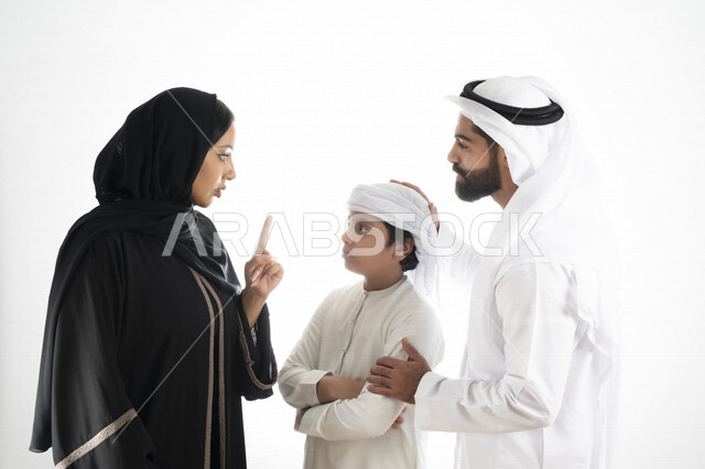  بورتريه لعائلة عربية إماراتية خليجية مكونه من أب و أم و إبن بزي إماراتي تقليدي  , إيماءات وجه و يدين تدل على الغضب و الحزن  , تجمع عائلي ، أوقات عائلية عصيبة ، مشاكل اسرية,  خلفية بيضاء