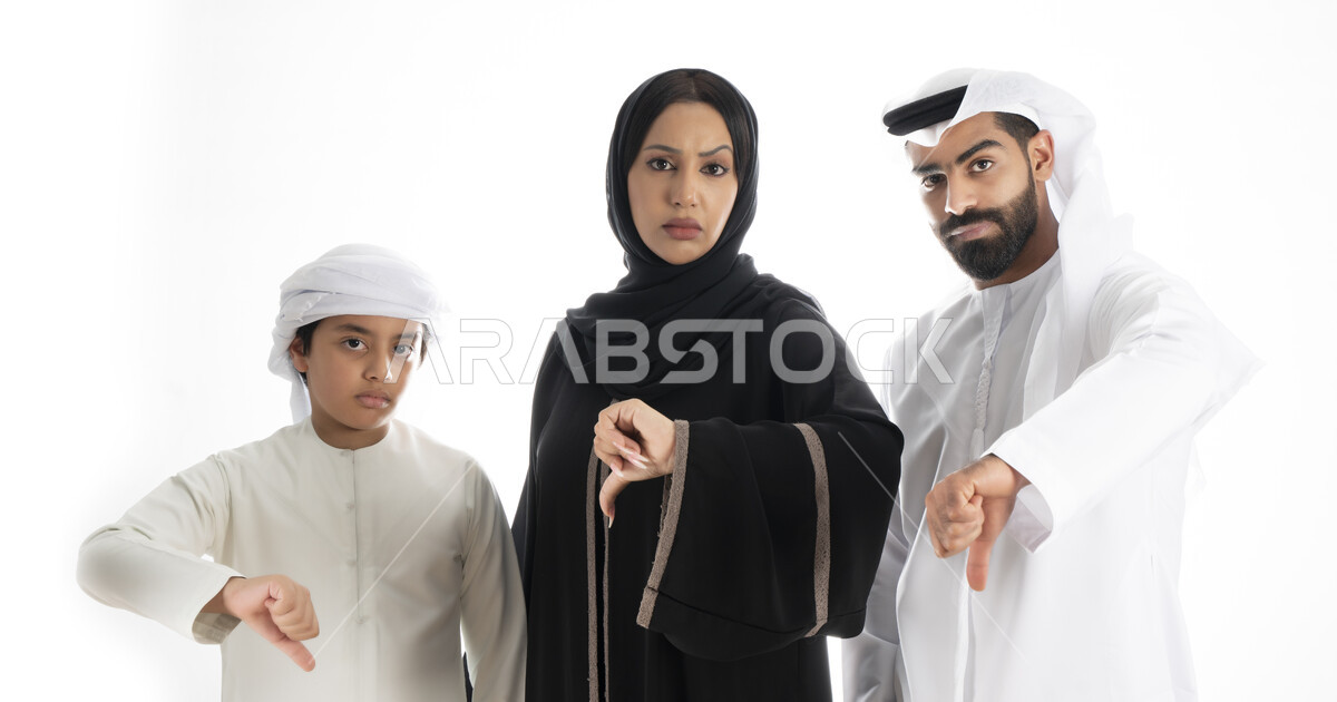 بورتريه لعائلة عربية إماراتية خليجية مكونه من أب و أم و إبن بزي إماراتي ...