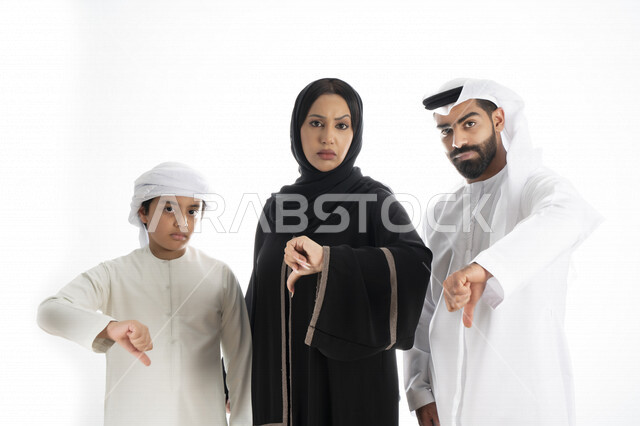  بورتريه لعائلة عربية إماراتية خليجية مكونه من أب و أم و إبن بزي إماراتي تقليدي  , إيماءات وجه و يدين تدل على الغضب و الحزن  , تجمع عائلي ، أوقات عائلية عصيبة ، مشاكل اسرية,  خلفية بيضاء
