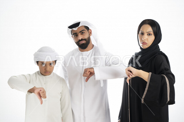  بورتريه لعائلة عربية إماراتية خليجية مكونه من أب و أم و إبن بزي إماراتي تقليدي  , إيماءات وجه و يدين تدل على الغضب و الحزن  , تجمع عائلي ، أوقات عائلية عصيبة ، مشاكل اسرية,  خلفية بيضاء
