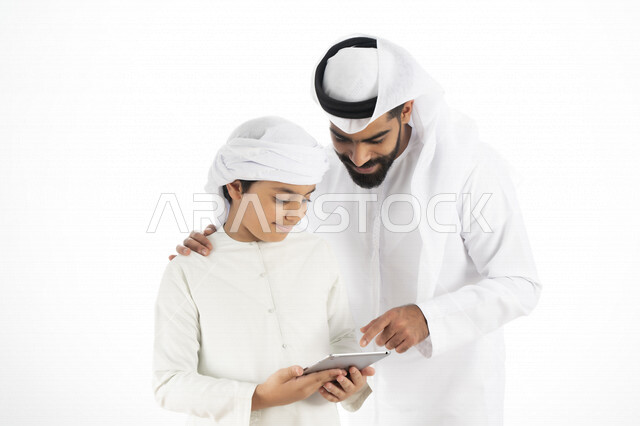 بورتريه لأب عربي خليجي إماراتي يرتدي الزي التقليدي الإماراتي  كندورة وغترة ، تعليم الطفل كيفية استخدام هاتف المحمول ، استخدام خاصية اللمس لاستعمال الجهاز ، التعليم الالكتروني، التعليم الفعال، خلفية بيضاء 
