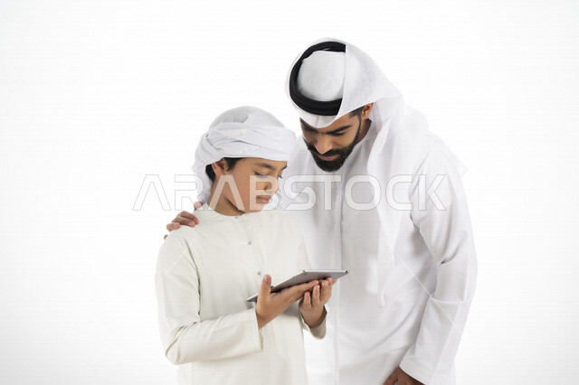 بورتريه لأب عربي خليجي إماراتي يرتدي الزي التقليدي الإماراتي  كندورة وغترة ، تعليم الطفل كيفية استخدام هاتف المحمول ، استخدام خاصية اللمس لاستعمال الجهاز ، التعليم الالكتروني، التعليم الفعال، خلفية بيضاء 