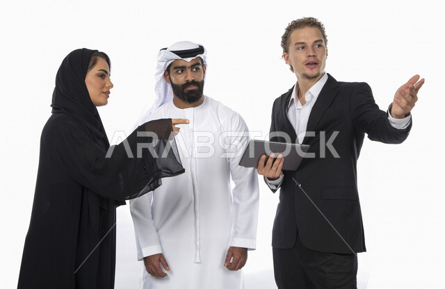 فريق عمل اماراتي ورجل بالبدلة الرسمية في اجتماع عمل ، إستخدام جهاز التابلت المحمول، متابعة مهام العمل، شركة اماراتية ، بيئة عمل ، زملاء عمل ، الشراكة والتعاون، إجتماع عمل، مناقشة ومتابعة الاعمال, تحقيق استراتيجيات وأهداف العمل , خلفية بيضاء .