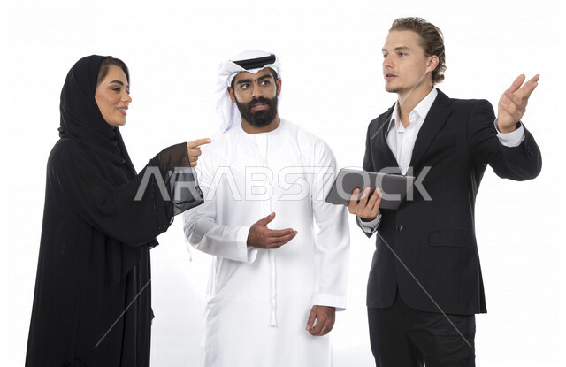 فريق عمل اماراتي ورجل بالبدلة الرسمية في اجتماع عمل ، إستخدام جهاز التابلت المحمول، متابعة مهام العمل، شركة اماراتية ، بيئة عمل ، زملاء عمل ، الشراكة والتعاون، إجتماع عمل، مناقشة ومتابعة الاعمال, تحقيق استراتيجيات وأهداف العمل , خلفية بيضاء .