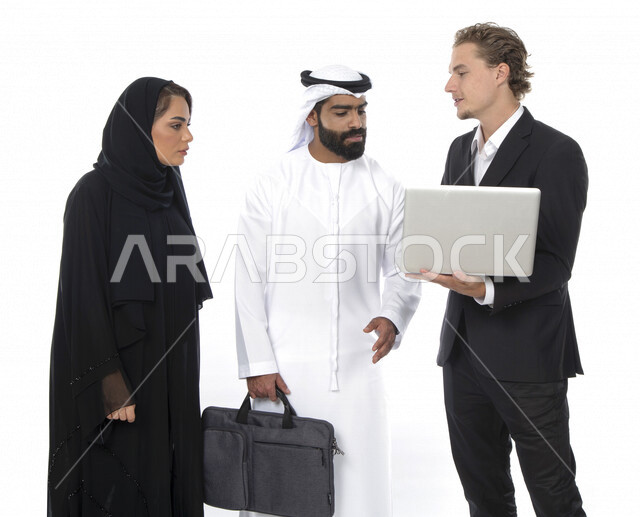 فريق عمل اماراتي ورجل بالبدلة الرسمية في اجتماع عمل ، إستخدام جهاز الحاسوب المحمول، متابعة مهام العمل، شركة اماراتية ، بيئة عمل ، زملاء عمل ، الشراكة والتعاون، إجتماع عمل، مناقشة ومتابعة الاعمال, تحقيق استراتيجيات وأهداف العمل , خلفية بيضاء .