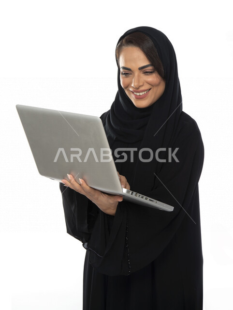 امرأة أعمال عربية اماراتية خليجية , تقوم بإستخدام جهاز الحاسوب المحمول، العمل عن بعد، جلسة عمل، مهن ووظائف، إستخدام أجهزة تقنية حديثة، التسويق الإلكتروني،تصفح الإنترنت، إستخدام وسائل التواصل الإجتماعي , خلفية بيضاء