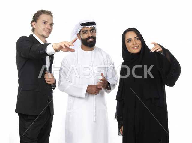 بورتريه لفريق عمل عربي خليجي اماراتي في اجتماع عمل مع عميل أجنبي جديد يرتدي البدلة الرسمية، نقاشات وحوارات وإتفاقيات عمل جديدة، الإتفاق والتعاون والشراكة بين الشركات، رجال اعمال في غرفة اجتماعات، النظر والاشاره الى شيء ما، متابعة أهداف الشركة، خلفية بيضاء