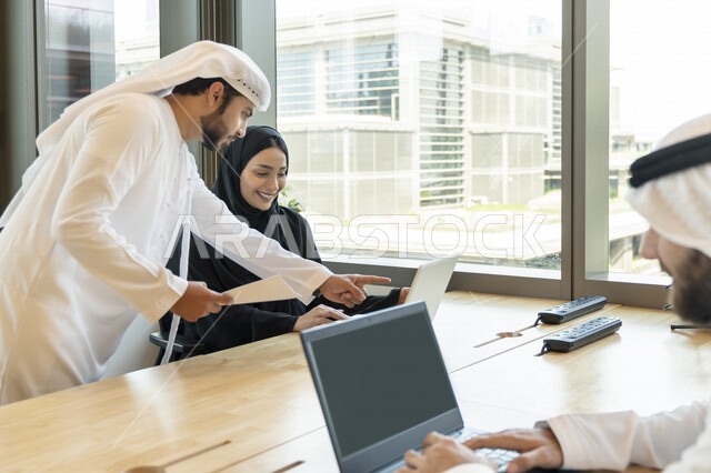 فريق عمل عربي إماراتي خليجي في إجتماع عمل داخل مقر الشركة، مناقشة اهداف وسياسة الشركة، شرح استراتيجية العمل، مناقشة مشروع، تدريب وتطوير الموظفين, بيئة عمل إماراتيه, شركات عربيه اماراتيه خليجيه